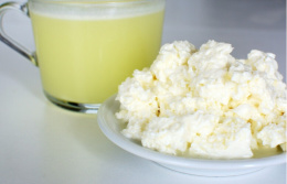 Naturalna bio-serwatka – źródło protein i minerałów, które łagodzą podrażnienia i wspierają regenerację skóry podczas golenia.