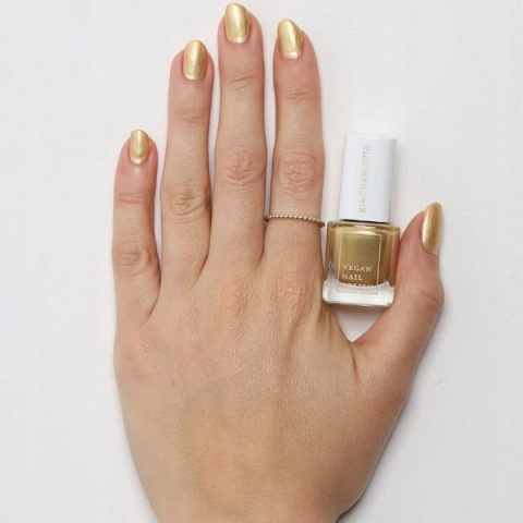 Wegański lakier GOLDEN GLAMOUR w odcieniu zgaszonego złota – subtelny blask i elegancja na każdą okazję. Wegański lakier GOLDEN GLAMOUR w odcieniu zgaszonego złota – subtelny blask i elegancja na każdą okazję.