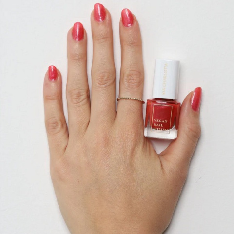 Wegański lakier KISSING LIPS w odcieniu metalicznego arbuza – intensywny, błyszczący kolor dla efektownego manicure. Wegański lakier KISSING LIPS w odcieniu metalicznego arbuza – intensywny, błyszczący kolor dla efektownego manicure.